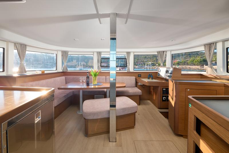 Book yachts online - catamaran - Lagoon 42 - BARNEY  - rent