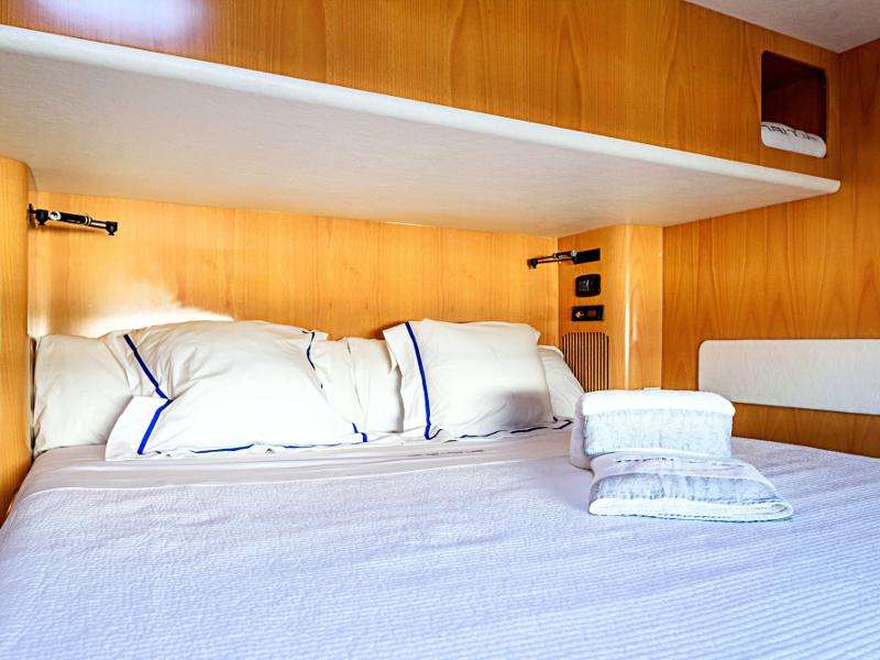 Book yachts online - catamaran - Privilege 615 - Maitia - rent