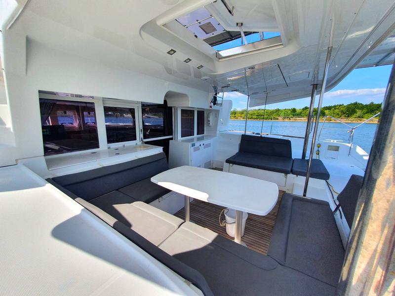 Book yachts online - catamaran - Lagoon 450  Fly - For Sail - rent