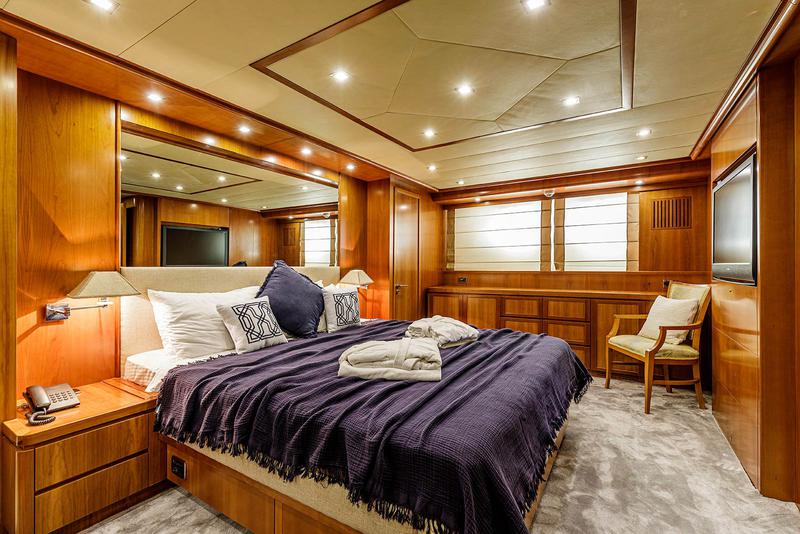 Book yachts online - motorboat - Falcon 115 - Sanref Falcon - rent