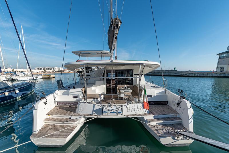 Book yachts online - catamaran - Fountaine Pajot Isla 40 - Isla (Wm+Solar Pan) - rent