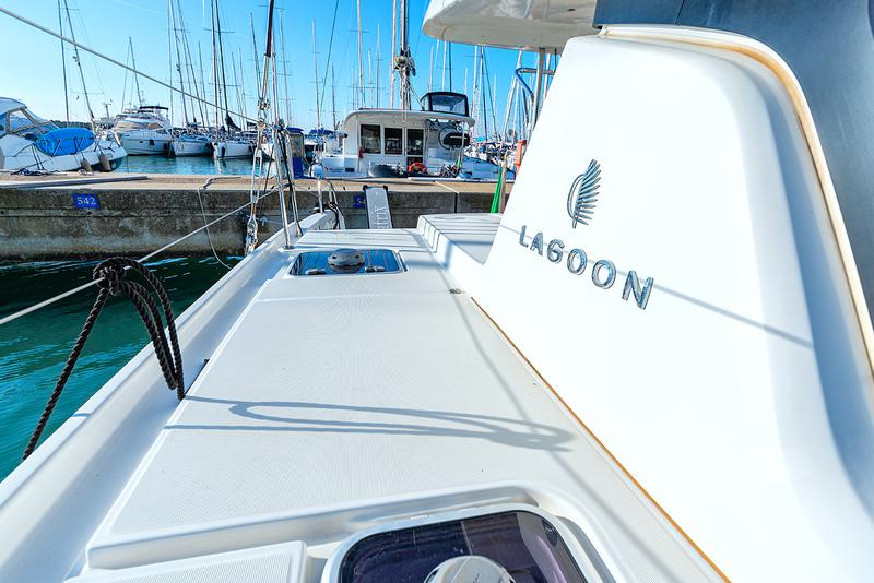 Book yachts online - catamaran - Fountaine Pajot Isla 40 - Isla (Wm+Solar Pan) - rent