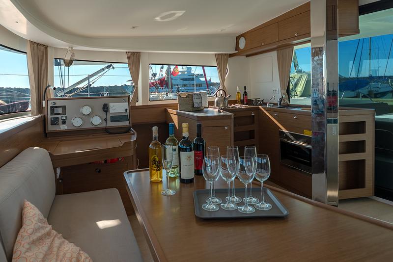 Book yachts online - catamaran - Fountaine Pajot Isla 40 - Isla (Wm+Solar Pan) - rent