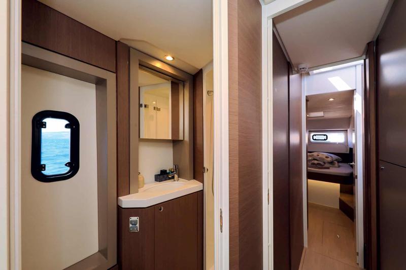 Book yachts online - catamaran - Bali 4.6 - MY Queen - rent