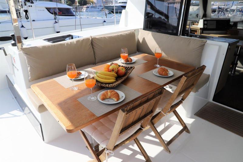 Book yachts online - catamaran - Lucia 40 - Minoris - rent