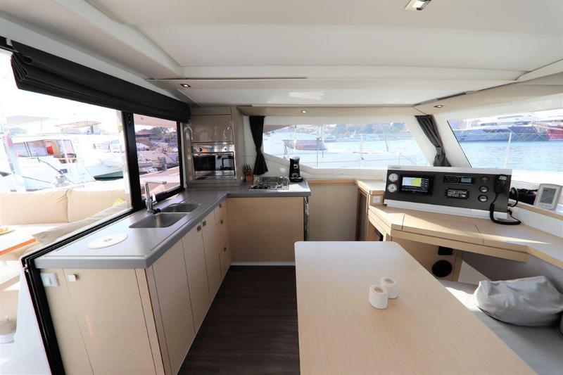Book yachts online - catamaran - Lucia 40 - Minoris - rent