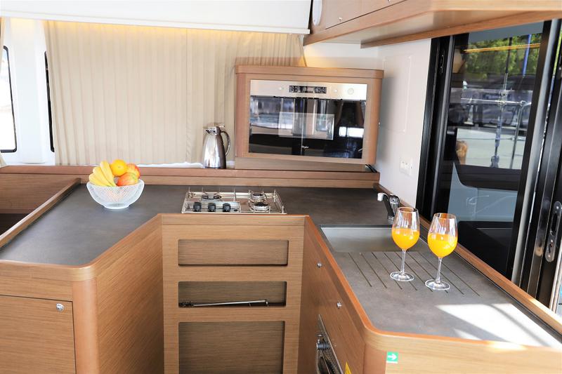 Book yachts online - catamaran - Lagoon 42 - Da Vinci - rent