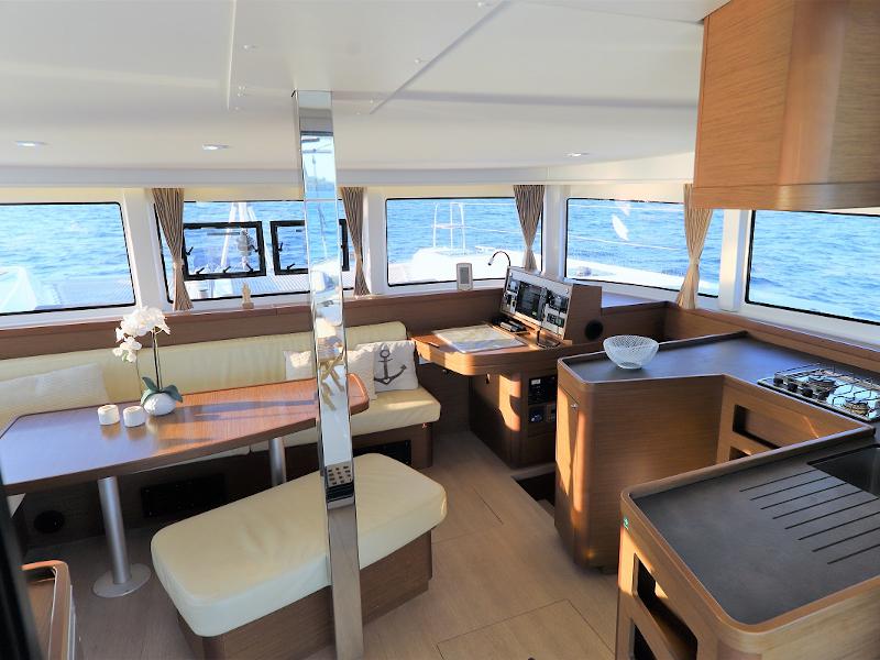 Book yachts online - catamaran - Lagoon 42 - Da Vinci - rent