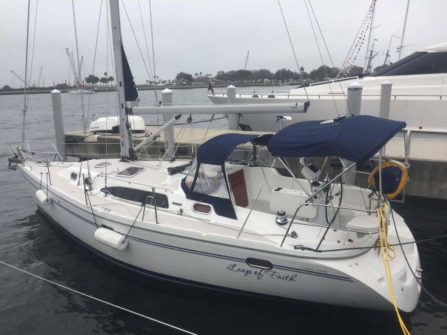 Book yachts online - sailboat - Catalina 350 - Leap Of Faith - rent