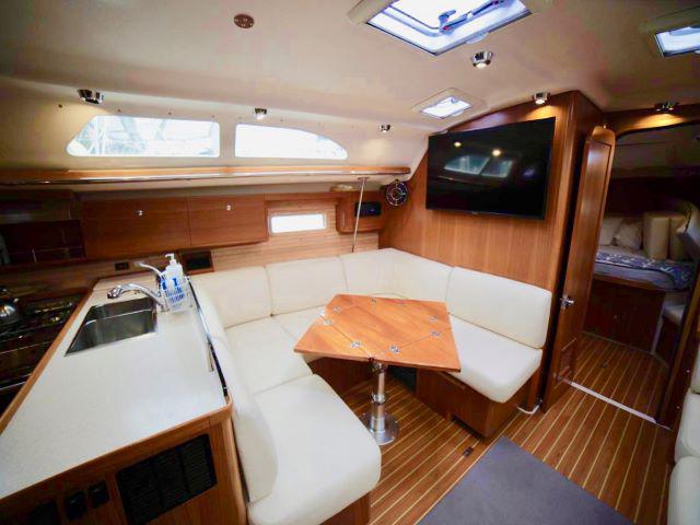 Book yachts online - sailboat - Catalina 45 - Serenity - rent