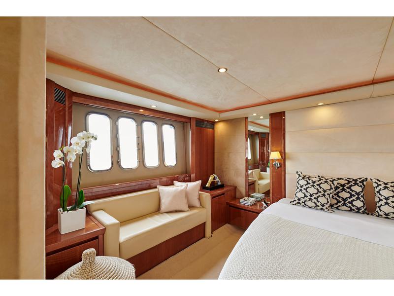 Book yachts online - motorboat - Princess V70 - Estia One - rent