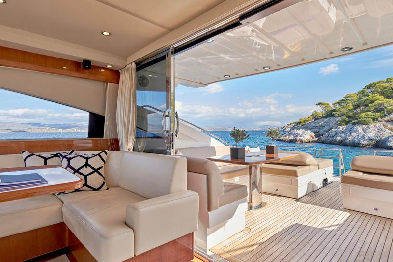 Book yachts online - motorboat - Princess V70 - Estia One - rent