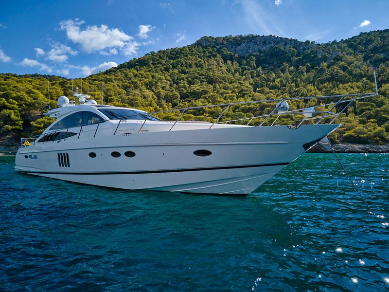 Book yachts online - motorboat - Princess V70 - Estia One - rent