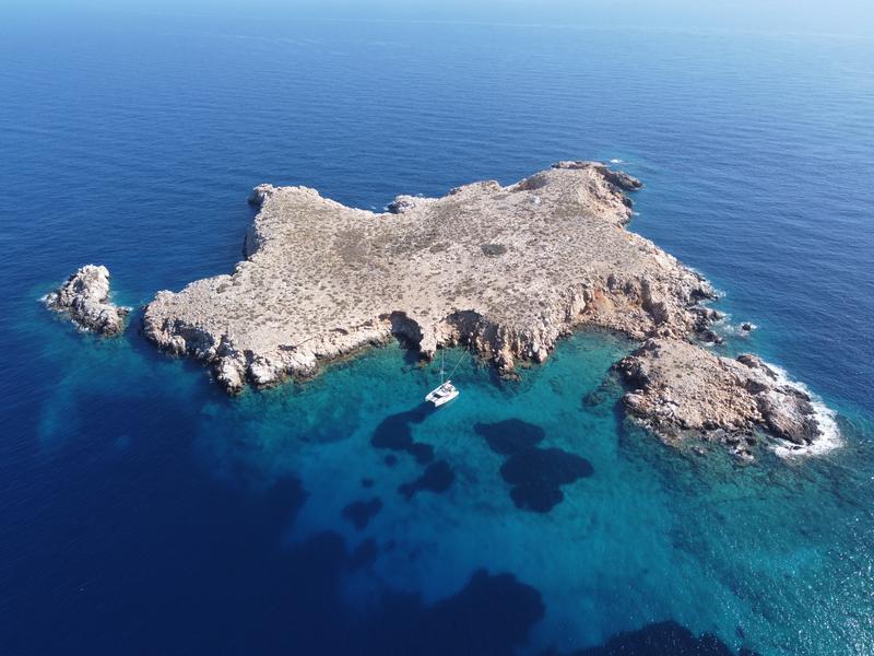 Book yachts online - catamaran - Lagoon 42 - Aktaia - rent