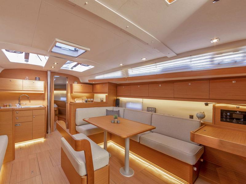 Book yachts online - sailboat - Dufour 430 Grand Large - Scarlet - rent