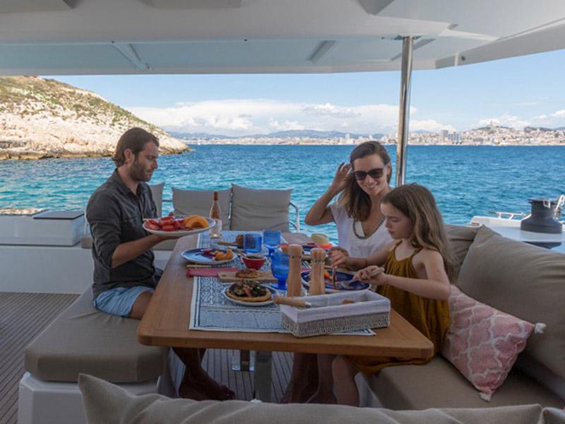 Book yachts online - catamaran - Fountaine Pajot Astréa 42 - NEW 2022! - rent