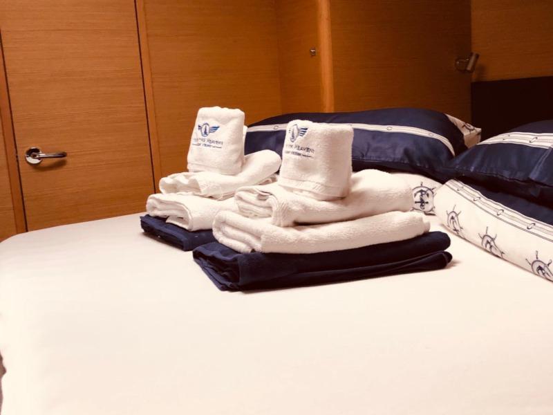 Book yachts online - catamaran - Dufour 48 Catamaran - NAMI NORI - COLOUR HULL, AC+GEN., UNDERWATER LIGHTS - rent