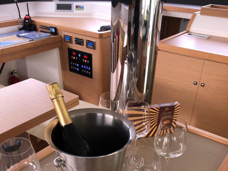 Book yachts online - catamaran - Dufour 48 Catamaran - NAMI NORI - COLOUR HULL, AC+GEN., UNDERWATER LIGHTS - rent