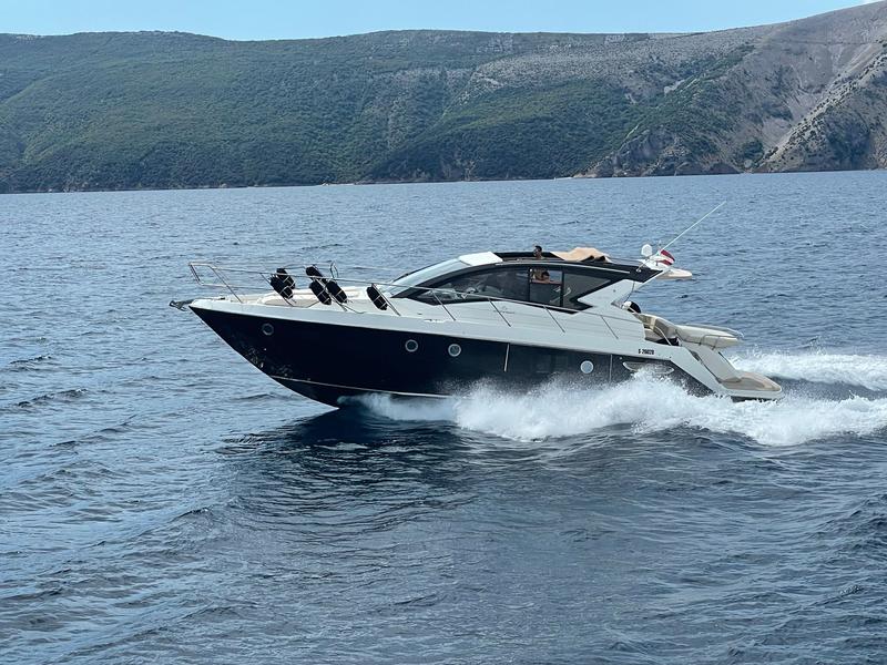 Book yachts online - motorboat - Cranchi M 44 HT - Hakuna Matata - rent