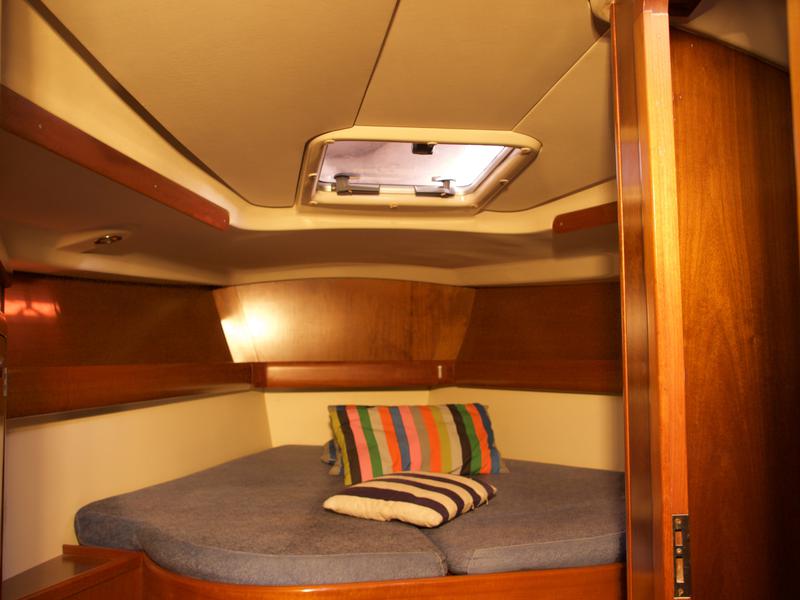 Book yachts online - sailboat - Grand Soleil 43 - Blue Bite - rent