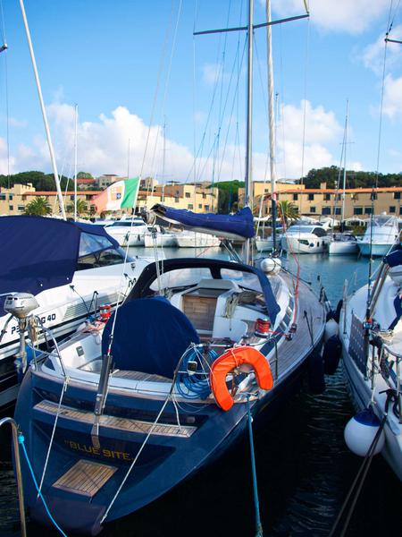 Book yachts online - sailboat - Grand Soleil 43 - Blue Bite - rent