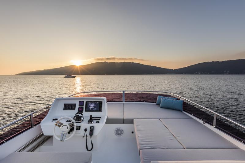 Book yachts online - motorboat - Numarine 62 - Journey - rent