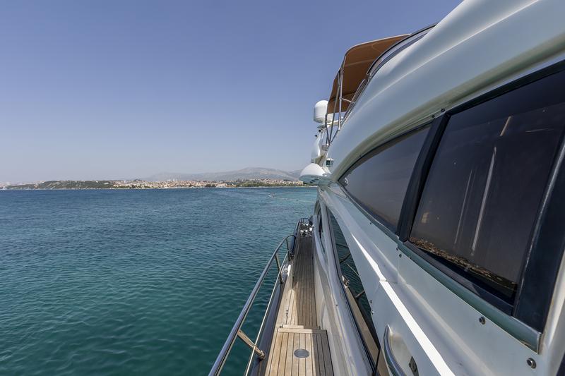 Book yachts online - motorboat - Sunseeker Manhattan 84 - SKYWATER - rent