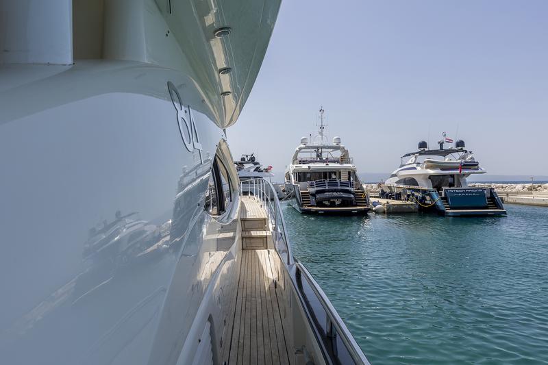 Book yachts online - motorboat - Sunseeker Manhattan 84 - SKYWATER - rent