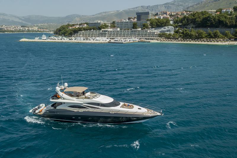 Book yachts online - motorboat - Sunseeker Manhattan 84 - SKYWATER - rent