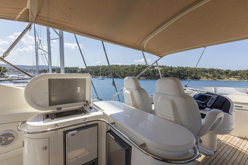 Book yachts online - motorboat - Sunseeker Manhattan 84 - SKYWATER - rent