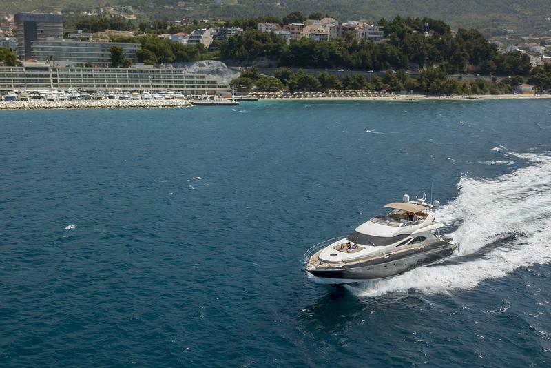 Book yachts online - motorboat - Sunseeker Manhattan 84 - SKYWATER - rent
