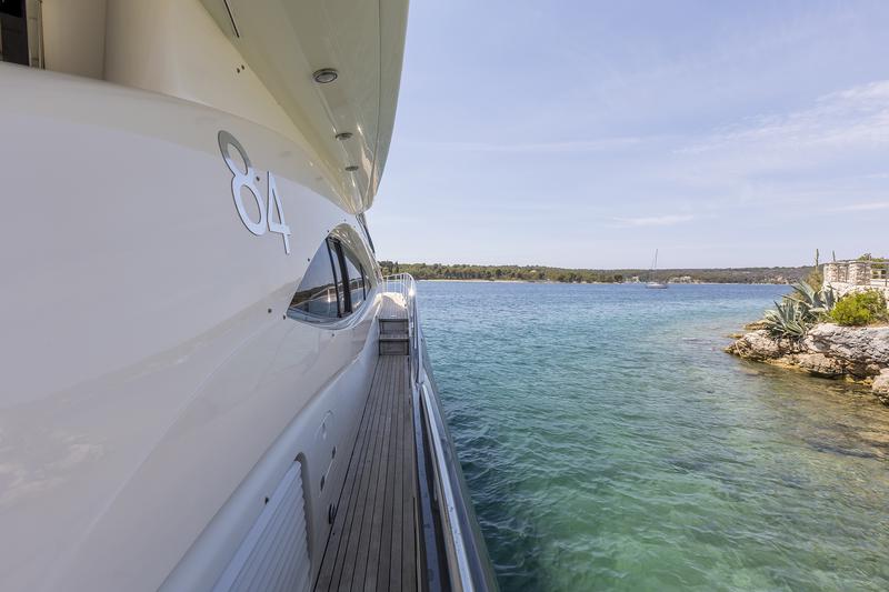 Book yachts online - motorboat - Sunseeker Manhattan 84 - SKYWATER - rent