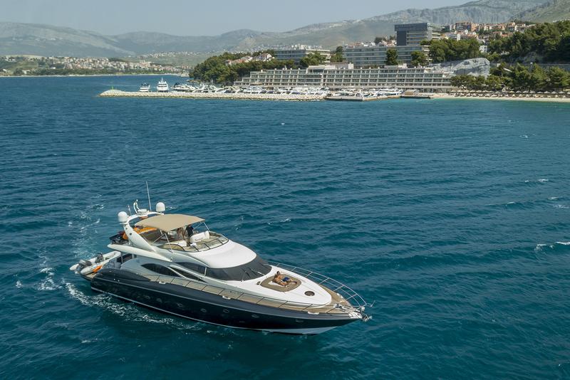 Book yachts online - motorboat - Sunseeker Manhattan 84 - SKYWATER - rent