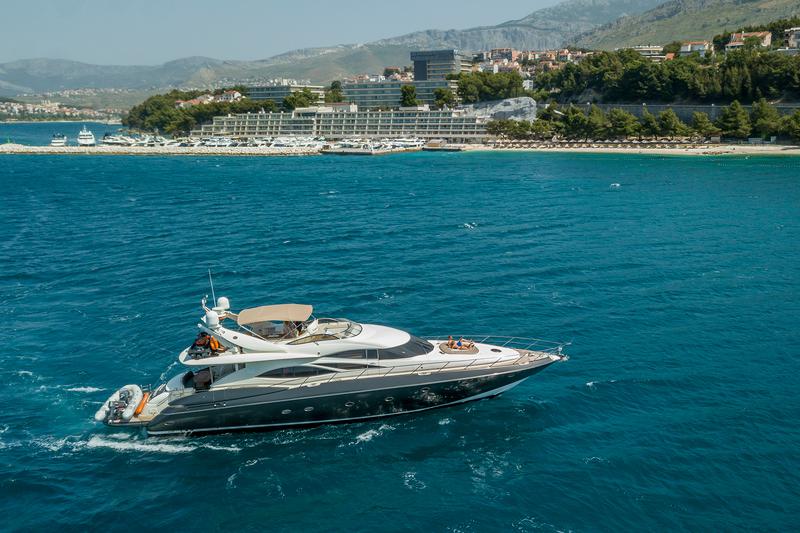Book yachts online - motorboat - Sunseeker Manhattan 84 - SKYWATER - rent