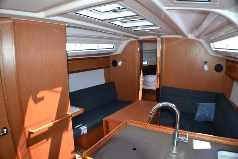 Book yachts online - sailboat - Bavaria 37 Cruiser - Hana - rent