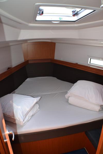 Book yachts online - sailboat - Bavaria 37 Cruiser - Hana - rent