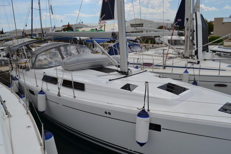 Book yachts online - sailboat - Hanse 415 - Vega - rent