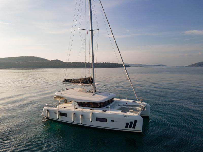 Book yachts online - catamaran - Lagoon 42 - AITUTAKI  (AC in salon + generator) - rent