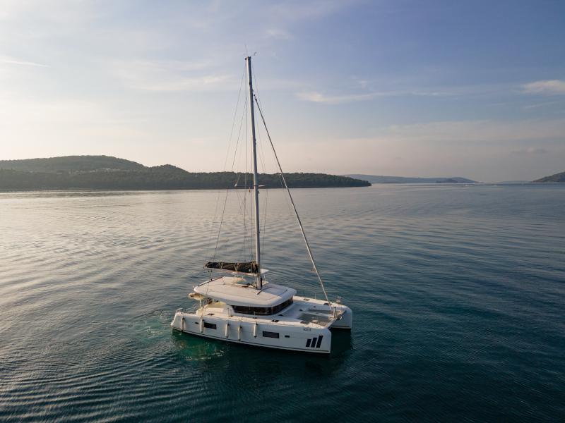 Book yachts online - catamaran - Lagoon 42 - AITUTAKI  (AC in salon + generator) - rent