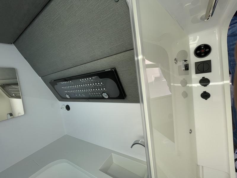 Book yachts online - motorboat - Axopar 37 XC Cross Cabin - KOSI - rent