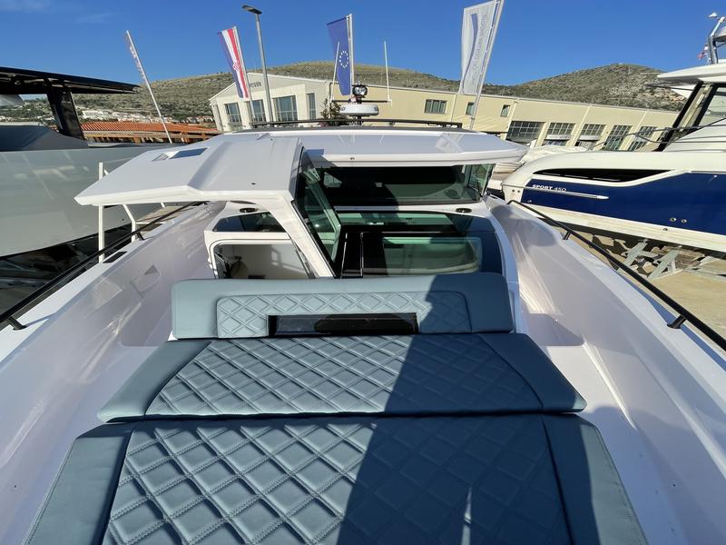 Book yachts online - motorboat - Axopar 37 XC Cross Cabin - KOSI - rent
