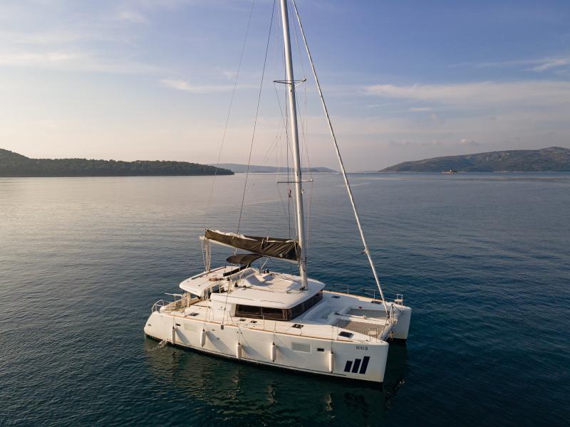 Book yachts online - catamaran - Lagoon 450 Fly - NADA I (AC in salon and cabin + generator) - rent