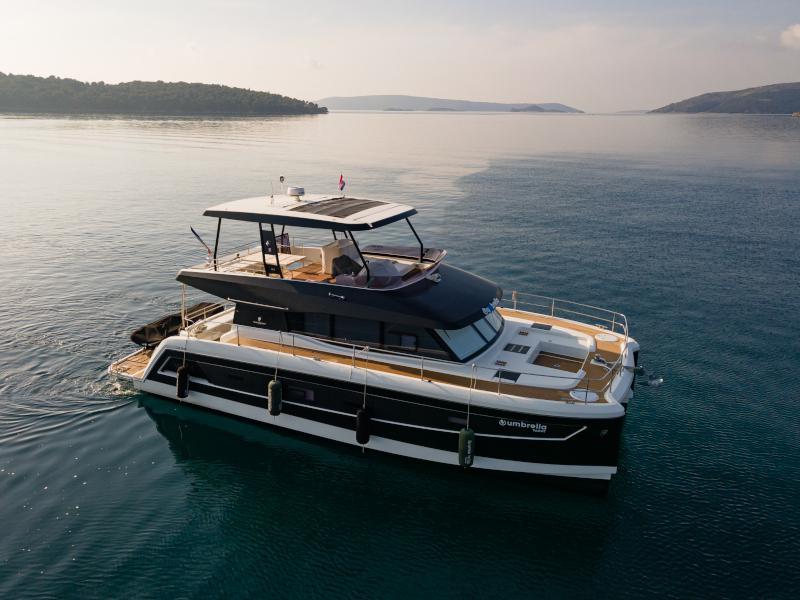 Book yachts online - powercatamaran - MY  44 - Umbrella Victoria - rent