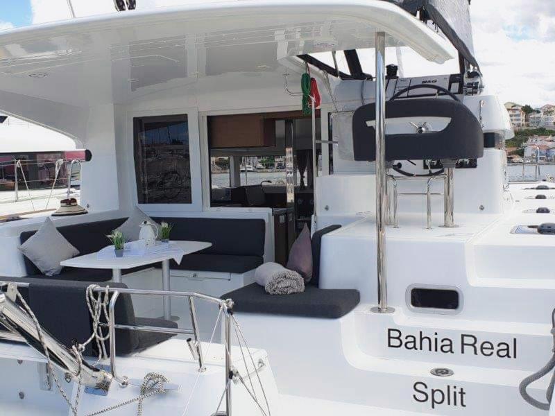 Book yachts online - catamaran - Lagoon 40 - Bahia Real (generator) - rent