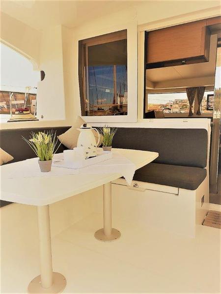 Book yachts online - catamaran - Lagoon 40 - Bahia Real (generator) - rent