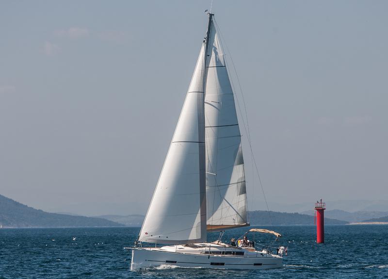 Book yachts online - sailboat - Dufour 412 Grand Large - Jasiequ (blue hull) - rent