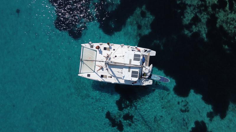 Book yachts online - catamaran - Athena 38 - North Cat I / with solar panels, extra batteries &amp; fishfinder - rent