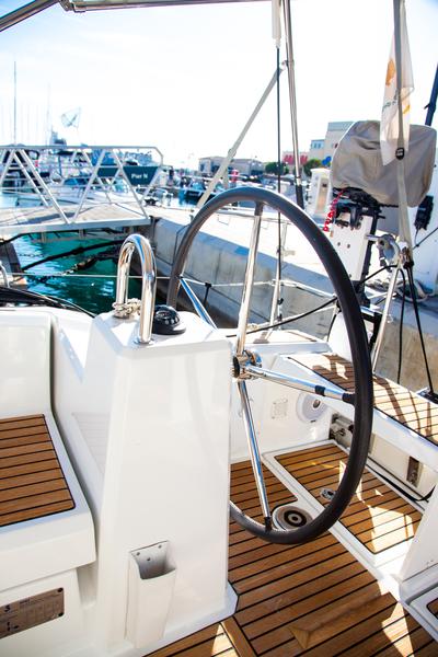 Book yachts online - sailboat - Oceanis 38.1 - Cala - rent