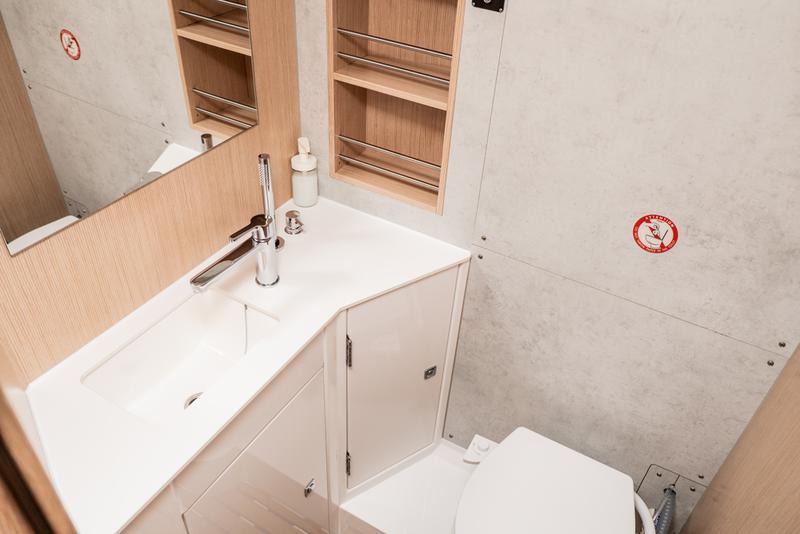 Book yachts online - sailboat - Bavaria C42 - ARUNA - rent