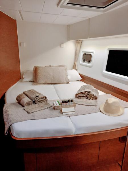 Book yachts online - catamaran - Lagoon 42b - JOY (Generator, A/C, Watermaker, Free Entertainment Pack) - rent